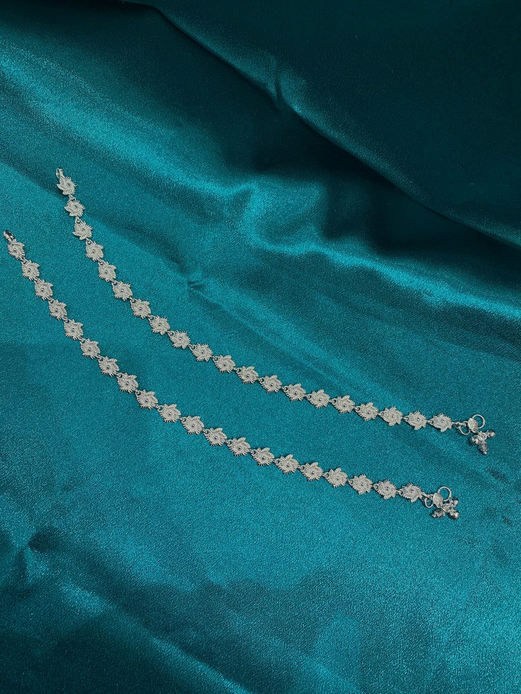 Fancy silver anklets in flower design