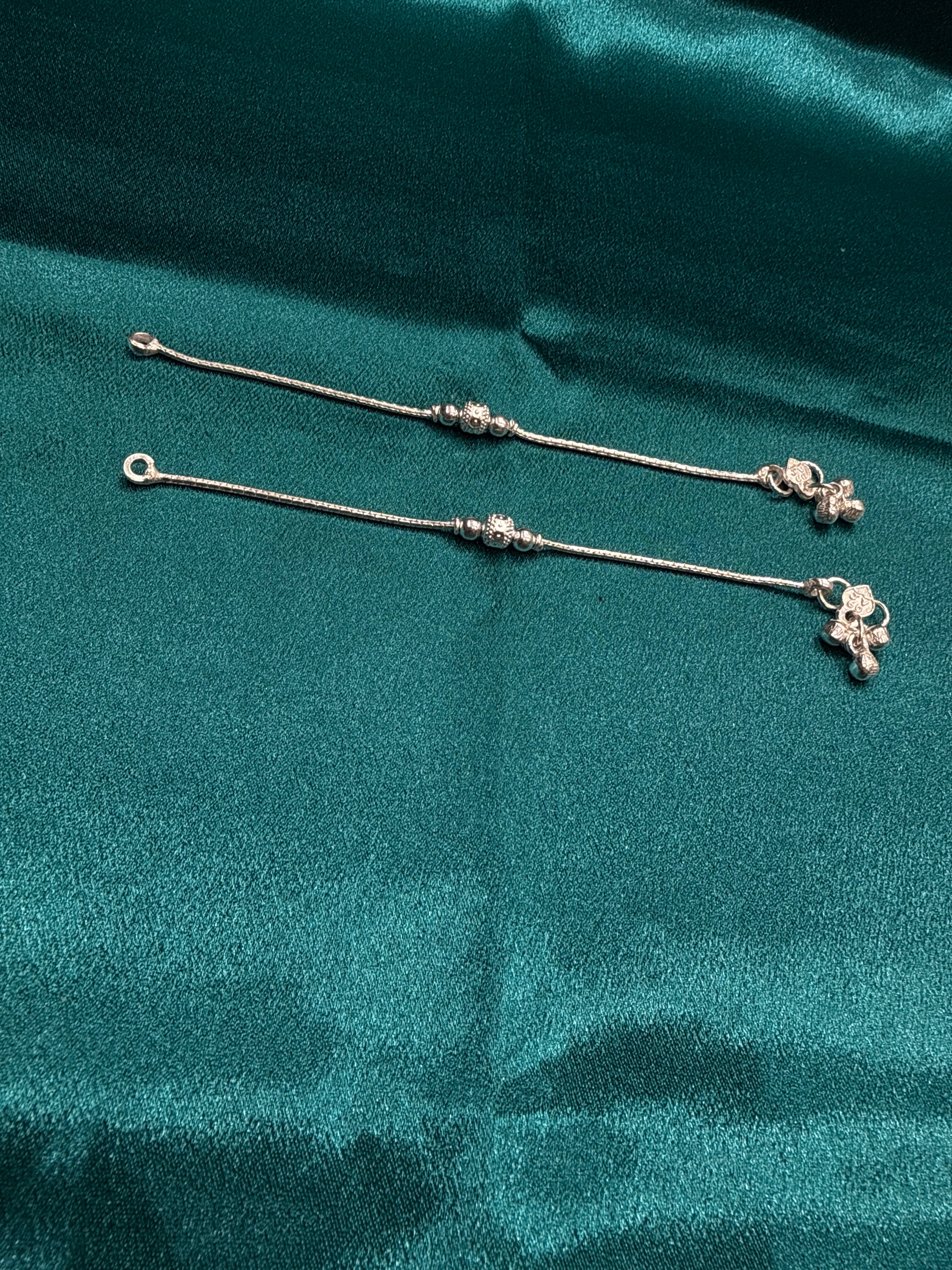 Kids fancy anklet with silver beads in the centre (1-2 year old)