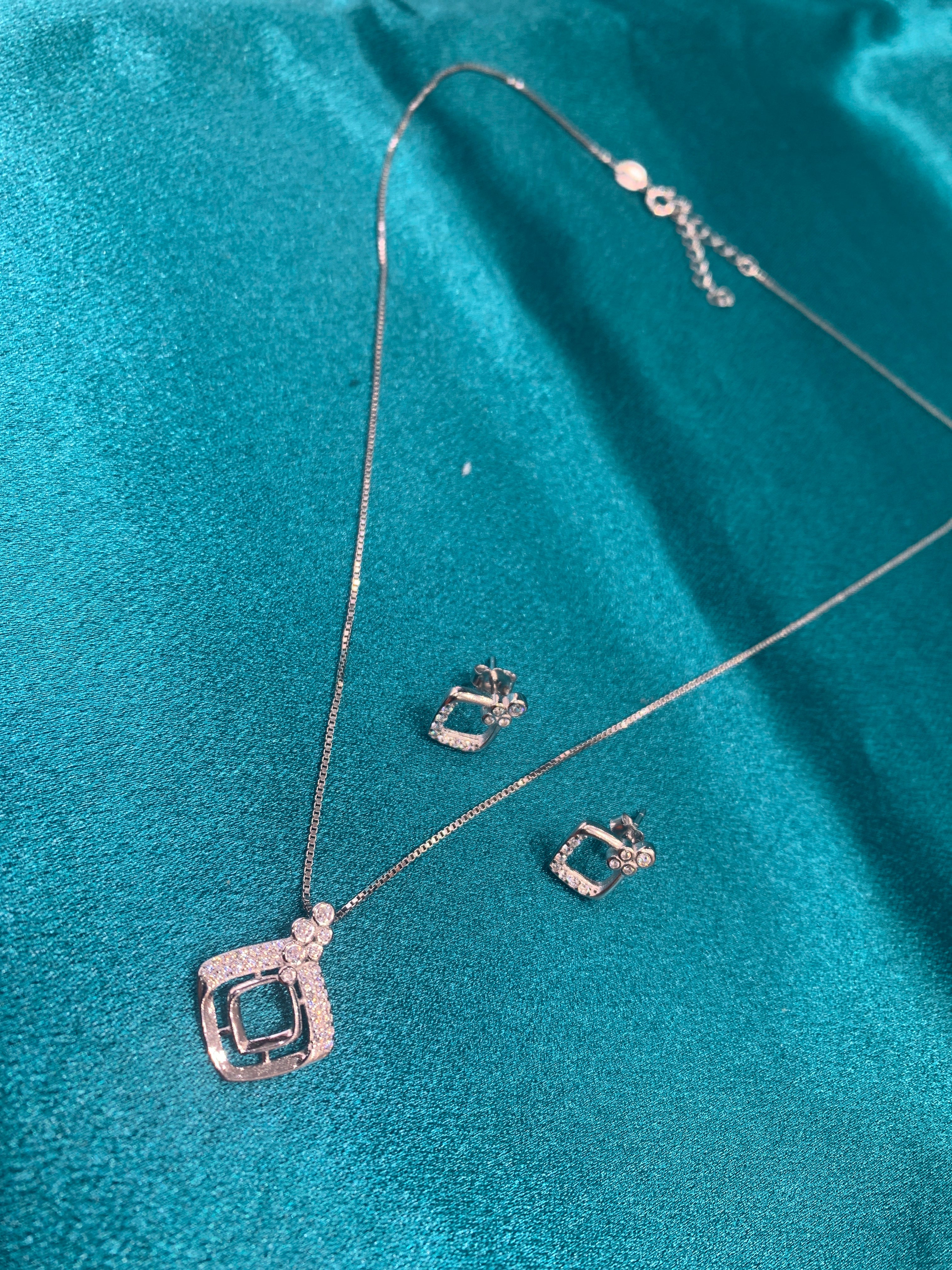 Women’s Fancy Silver pendant set