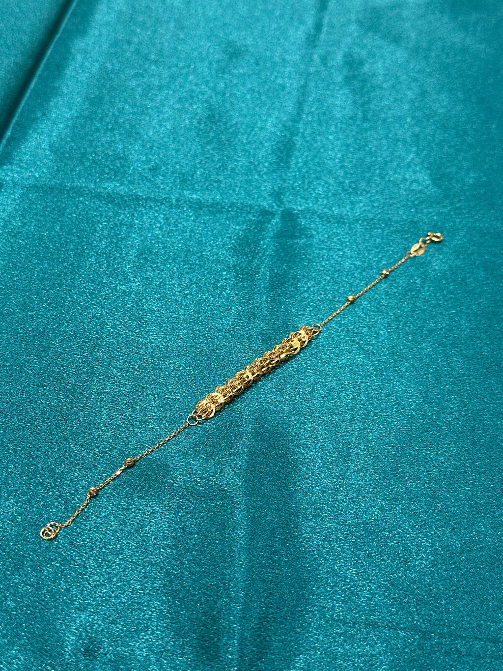 22K Gold Bracelet With Elegant Overlapping Design In Centre