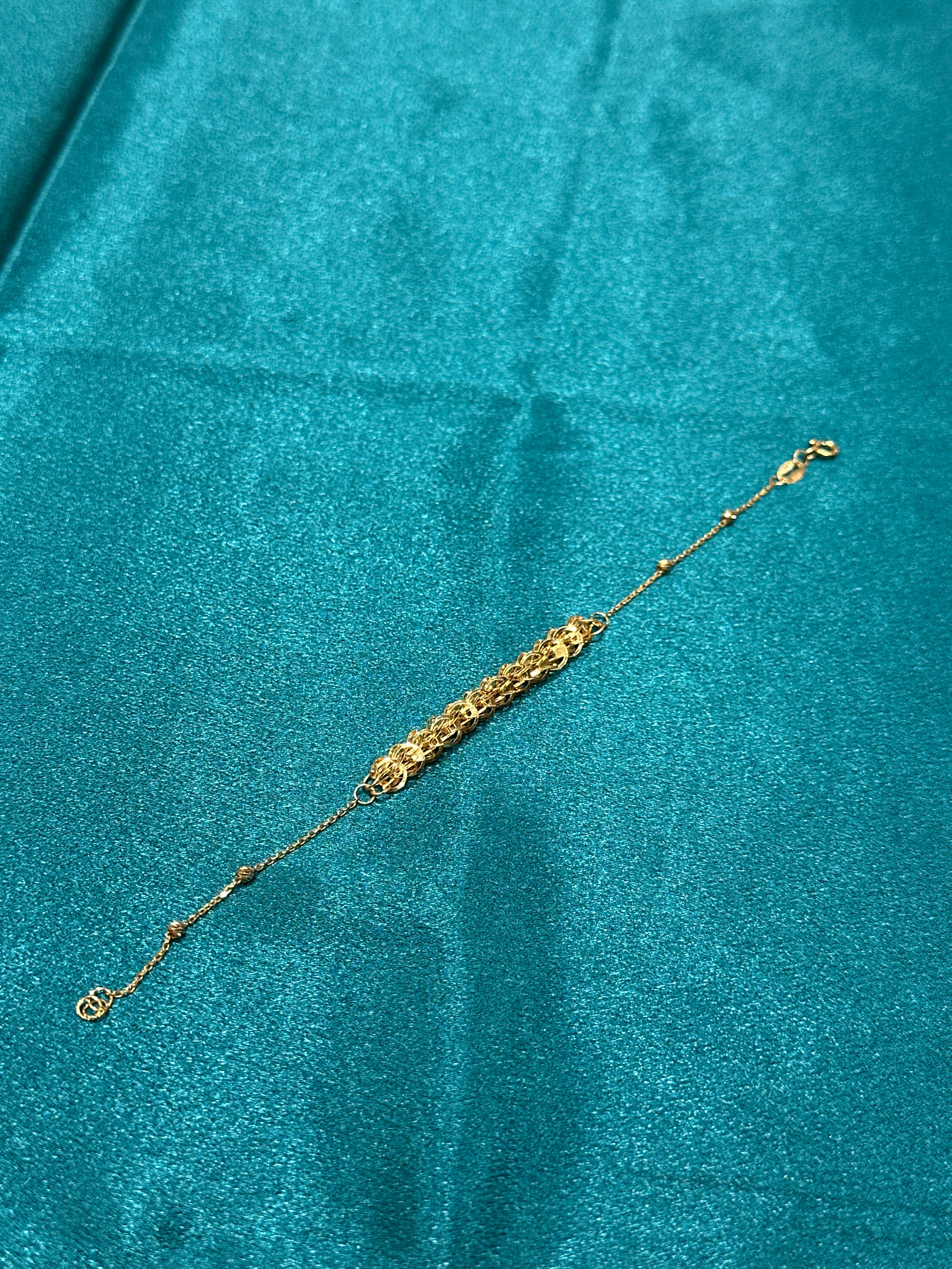 22K Gold Bracelet With Elegant Overlapping Design In Centre