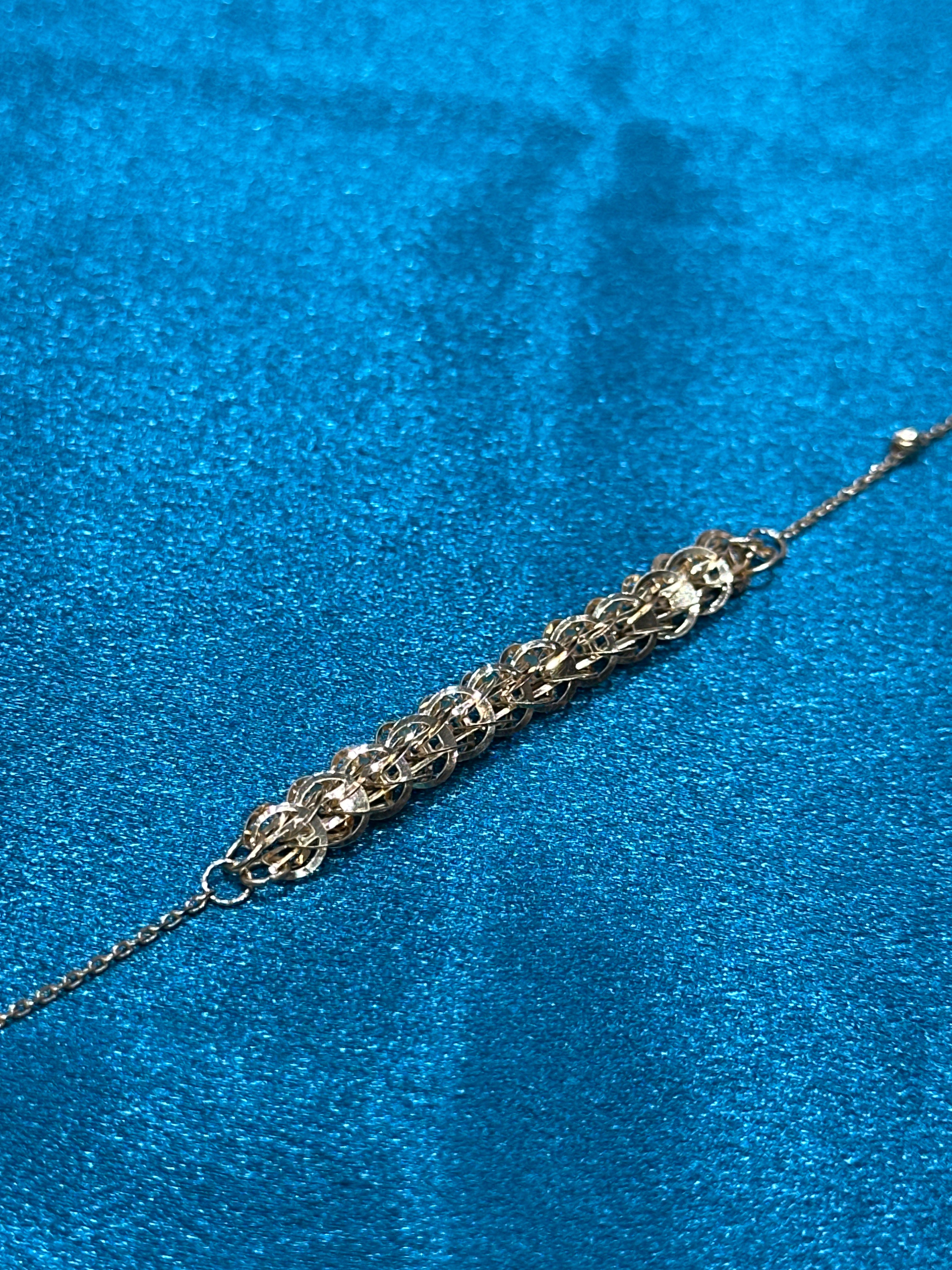 22K Gold Bracelet With Elegant Overlapping Design In Centre