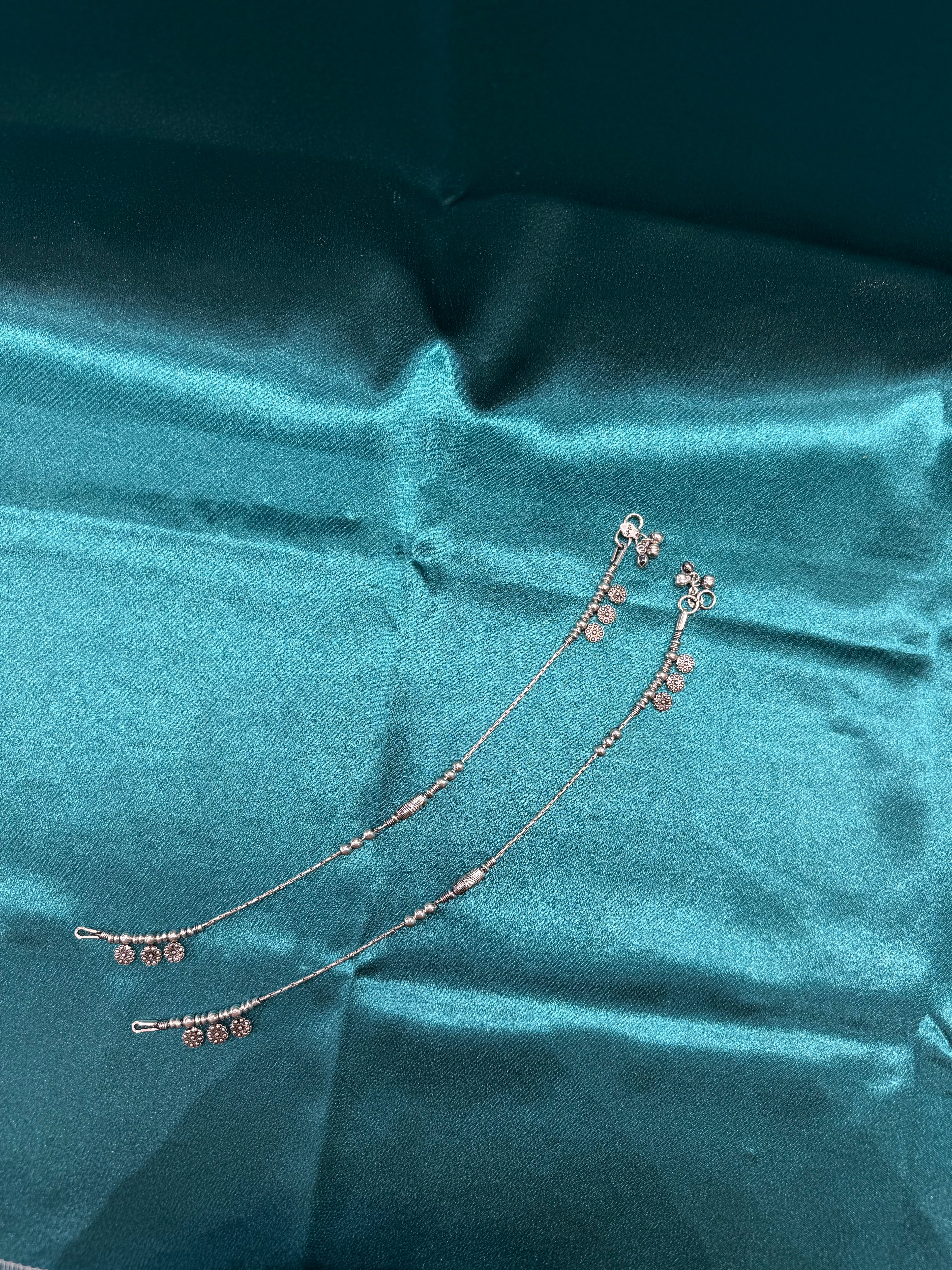 Fancy silver anklet in Antique finish with hanging flower charm