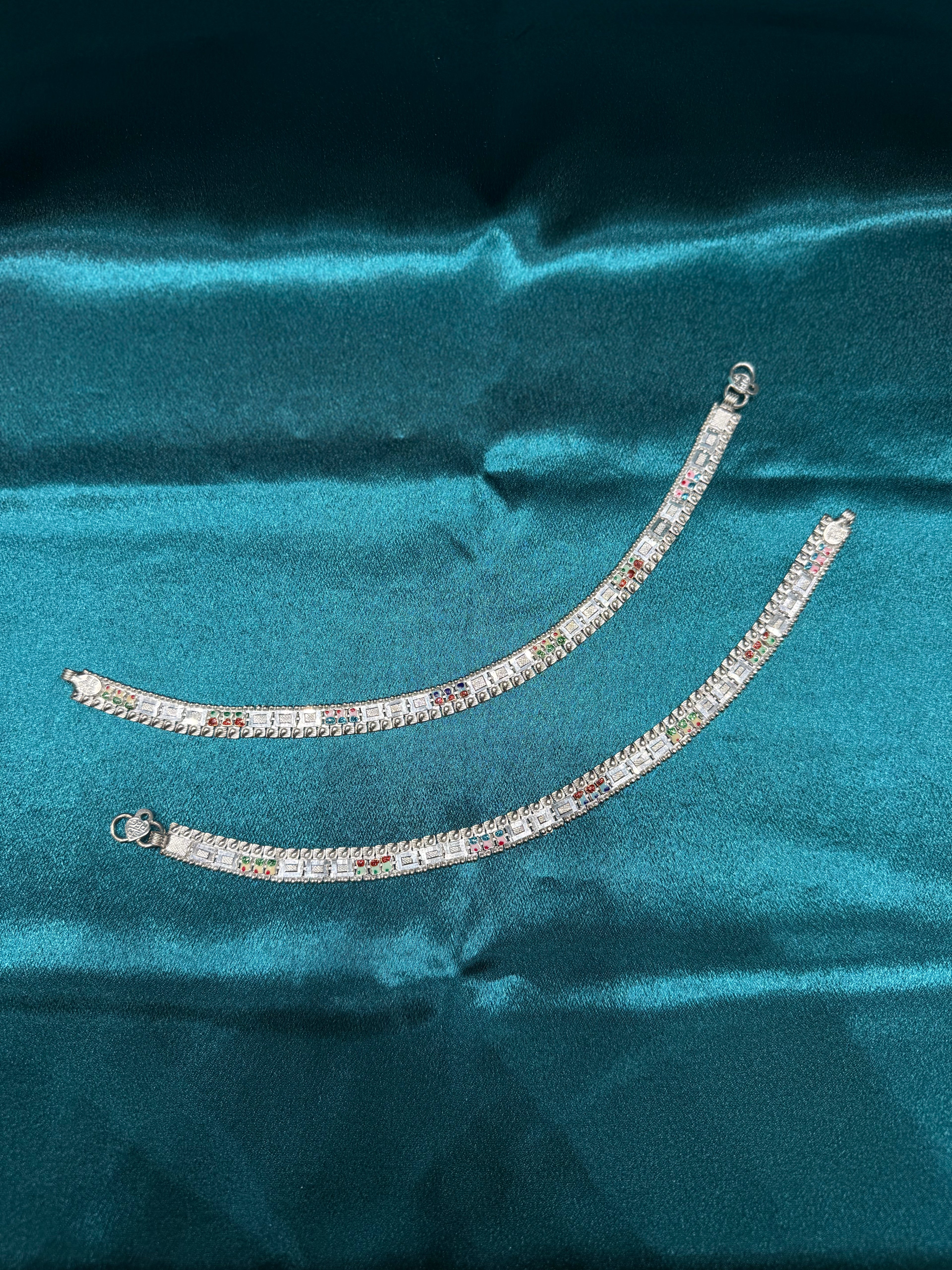 Traditional silver anklet with plane design