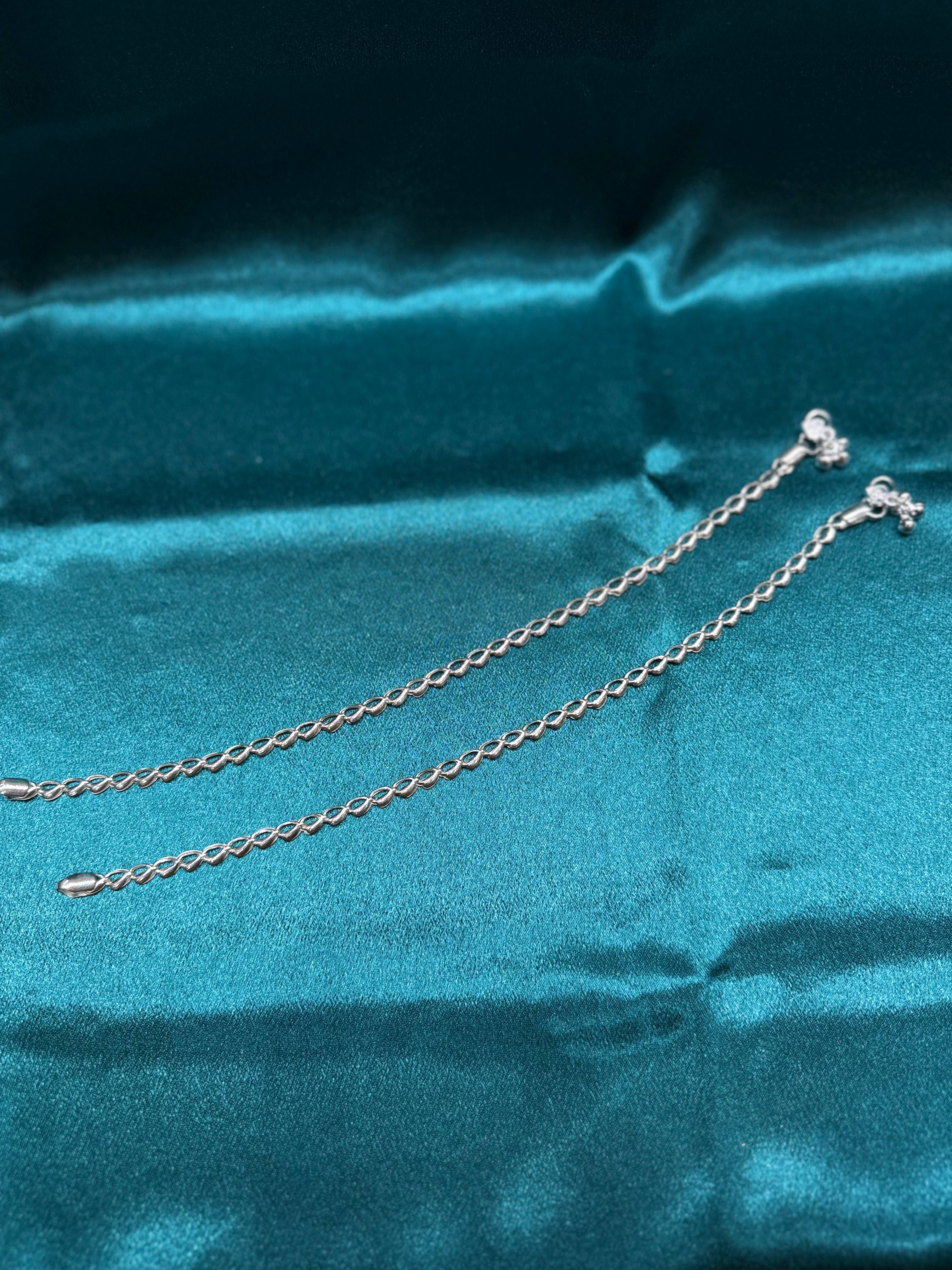 Fancy silver anklet with leaf design