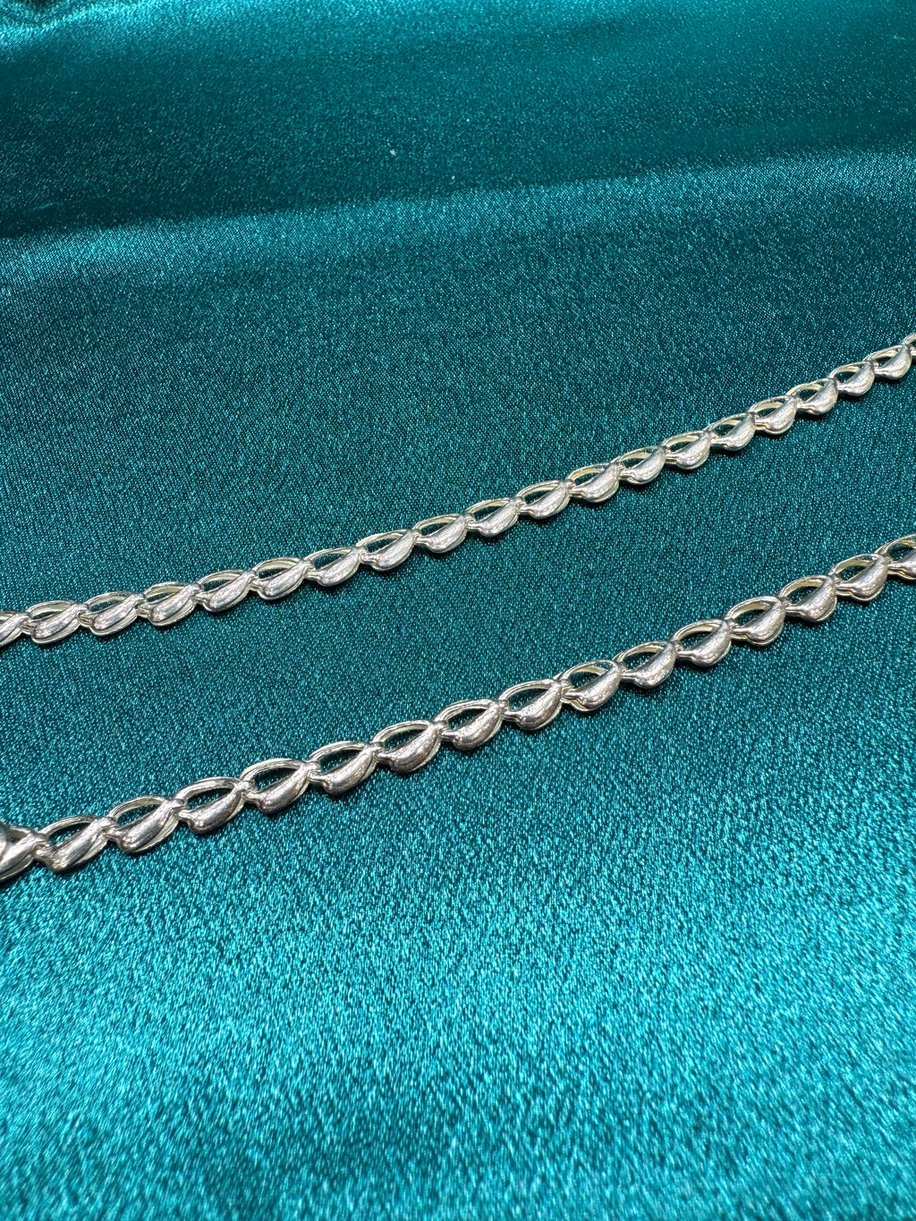 Fancy silver anklet with leaf design