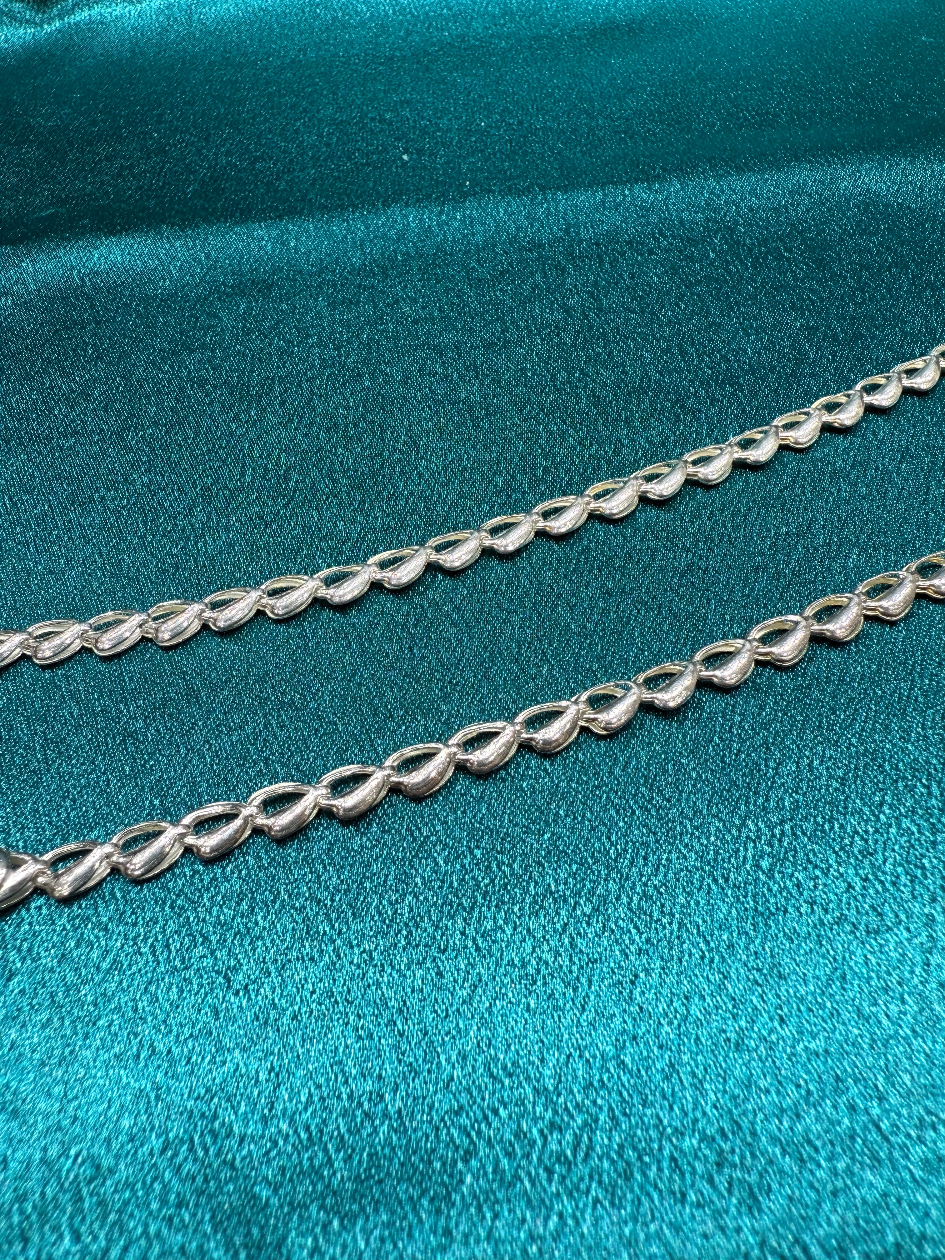 Fancy silver anklet with leaf design