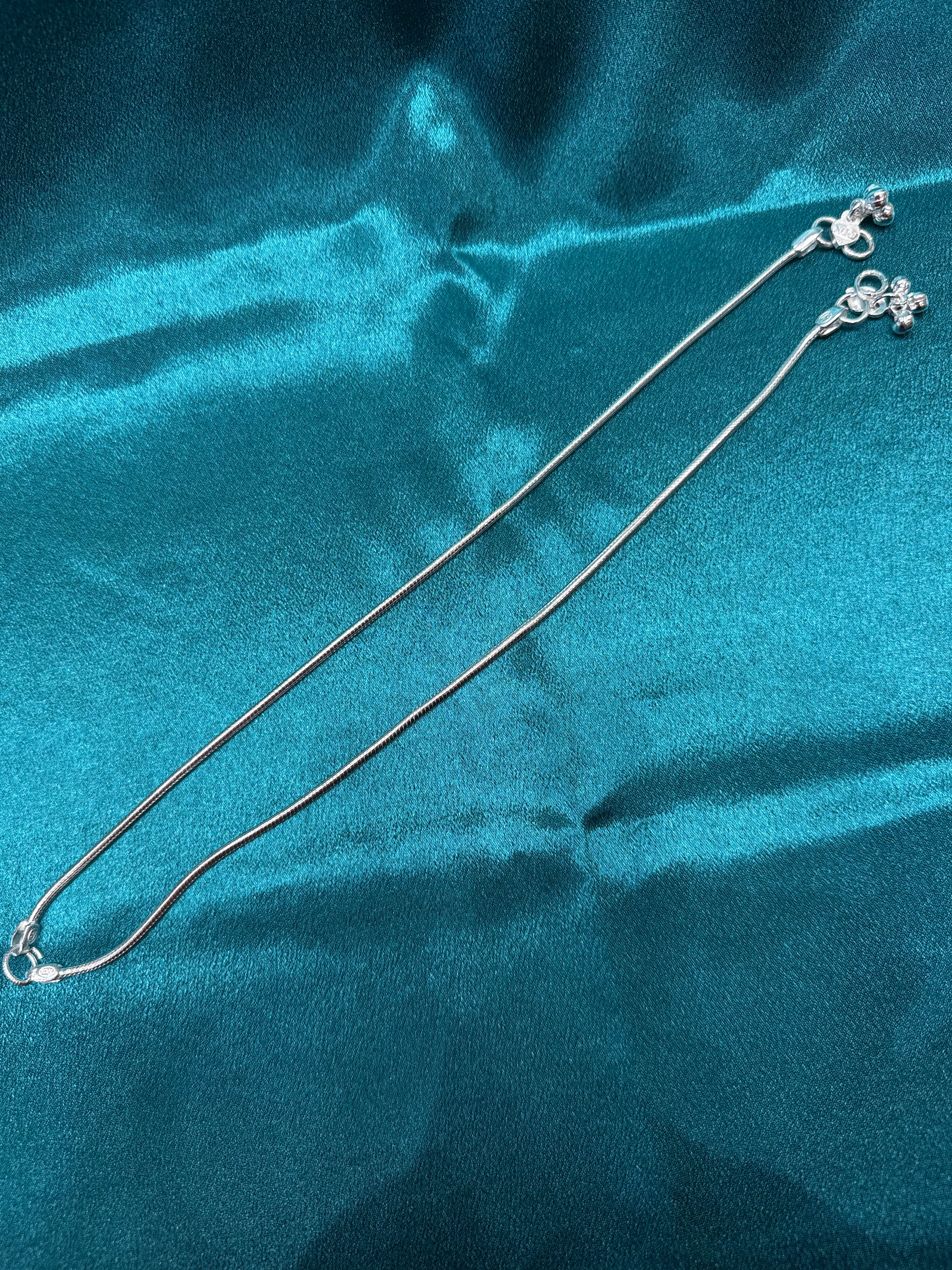 Plain silver anklet with sleek design